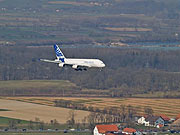 Erste Landung des Airbus A 380 am Münchner Flughafen: An- und Abflug des neuen Großraumjets auf der südlichen Start- und Landebahn am 28.03.2007 (Foto: Werner Hennies/FMG) 
